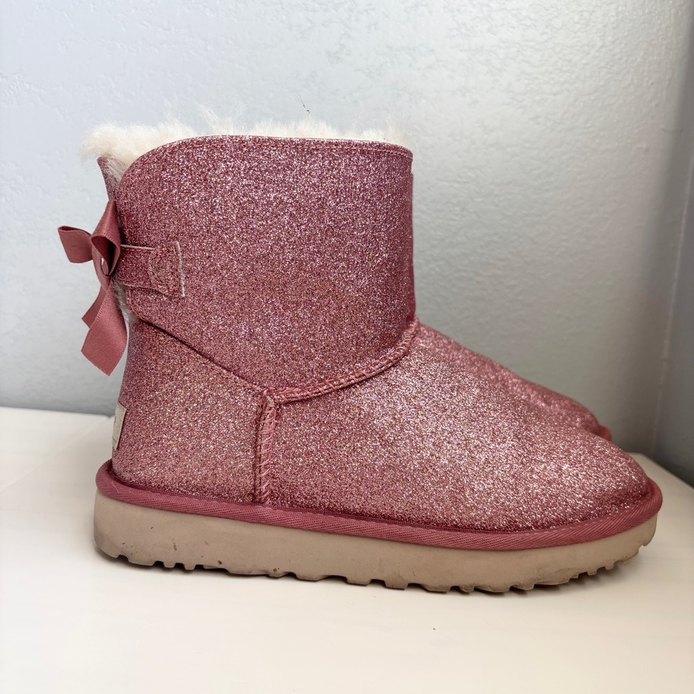 UGG Bailey Bow Short - Size Women’s 7 Good Condition